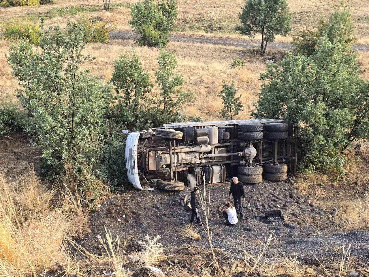 BİNGÖL’DE KAMYON DEVRİLDİ: SÜRÜCÜ AĞIR YARALANDI