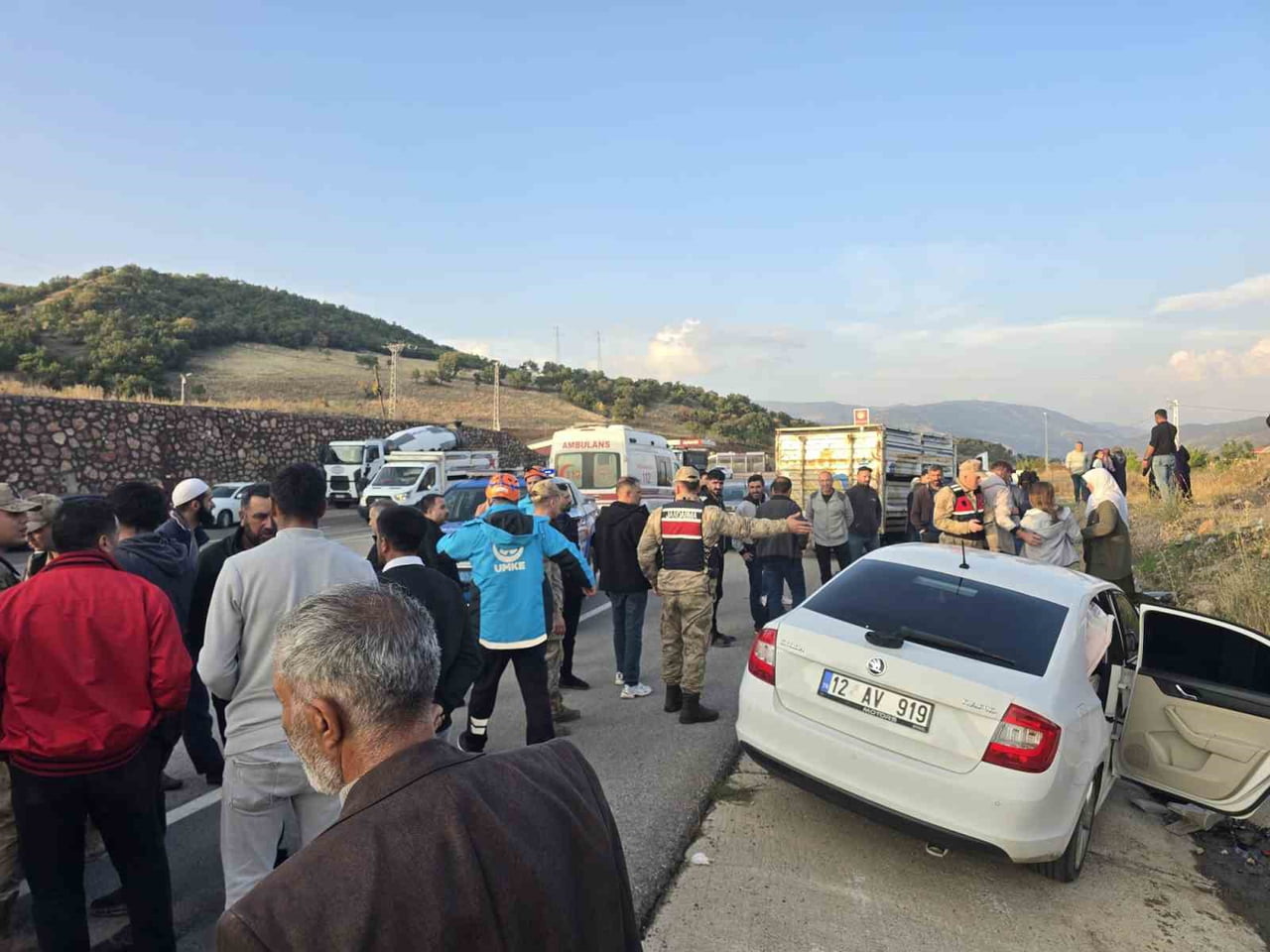 BİNGÖL’DE MEYDANA GELEN TRAFİK KAZASINDA 1’İ AĞIR 3 KİŞİ YARALANDI.