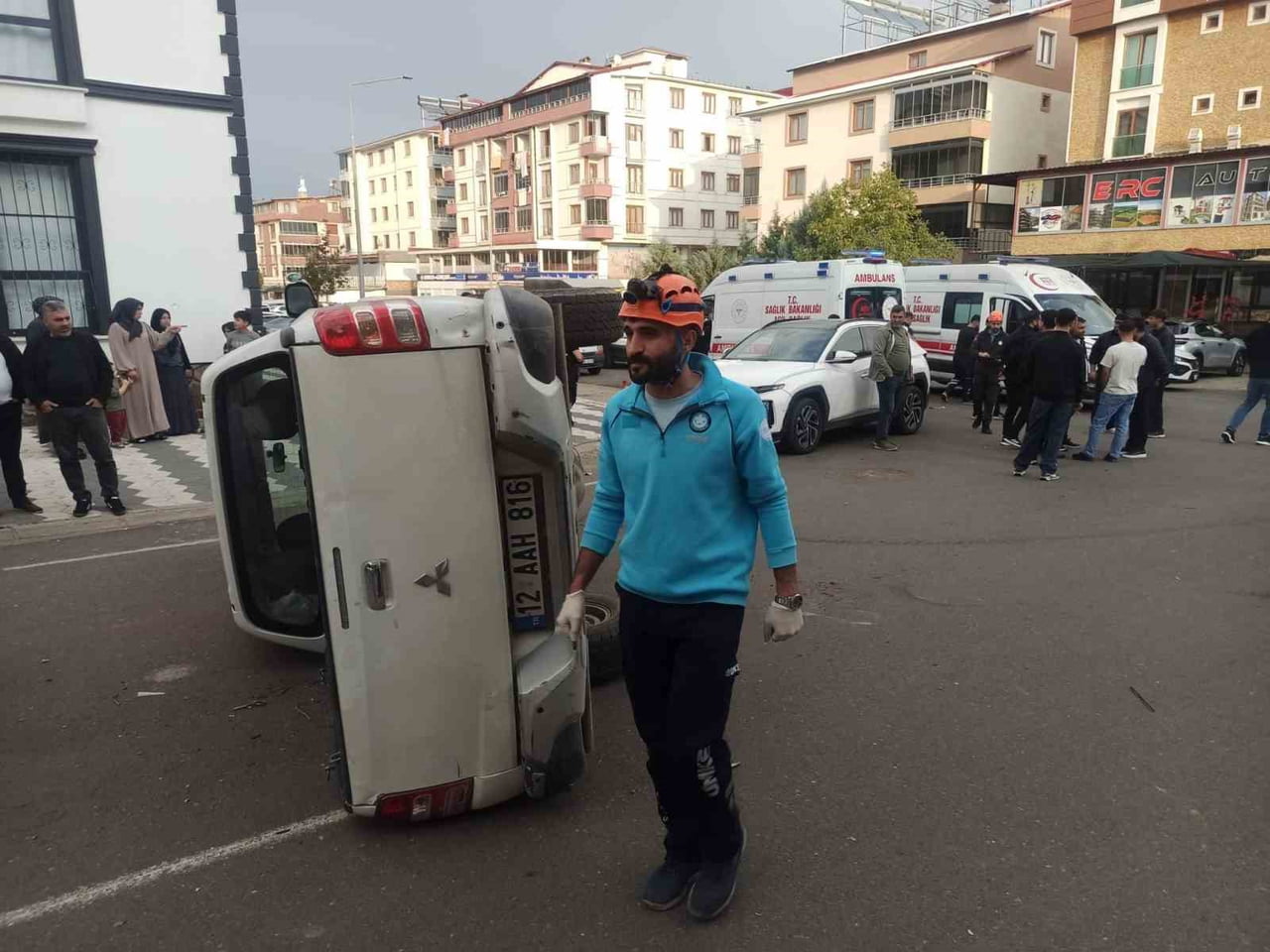 BİNGÖL’DE OTOMOBİL İLE PİKAP ÇARPIŞTI: 2 YARALI