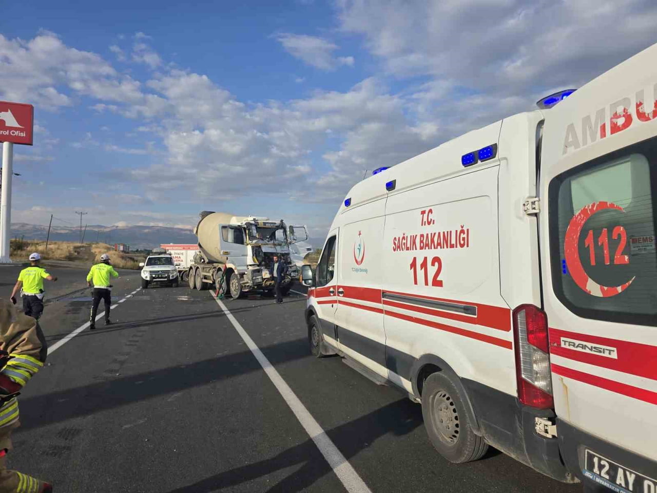 BİNGÖL’DE SONDAJ KAMYONU İLE BETON MİKSERİNİN ÇARPIŞMASI SONUCU MEYDANA GELEN TRAFİK KAZASINDA 2...