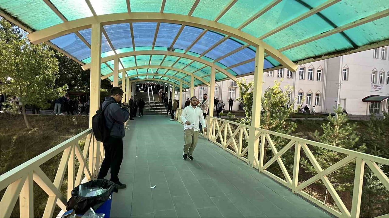 BİR GENÇ, KAPININ KAPANMASINDAN SANİYELER SONRA KOŞARAK GİRİŞ KAPISINA GELDİ ANCAK SINAVA...