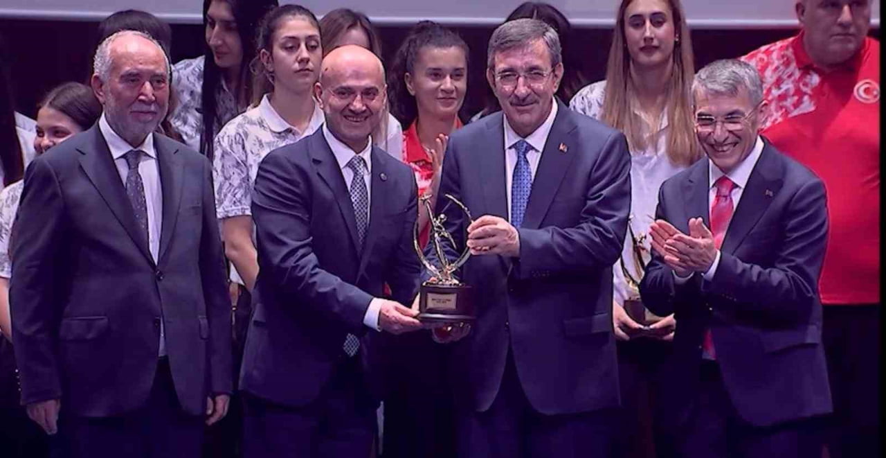 BİR TV KANALI TARAFINDAN DÜZENLENEN 10. SPORUN DEVLERİ BULUŞUYOR ÖDÜL TÖRENİ, SPOR, İŞ VE SANAT...