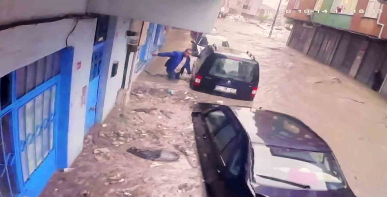 BİR VATANDAŞ ARACINI KURTARMAYA ÇALIŞIRKEN SEL SULARINA KAPILDIĞI YER ALDI.