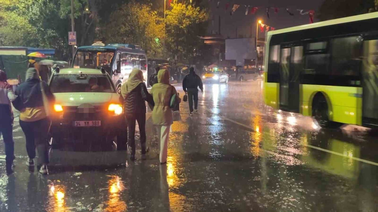 BİRÇOK CADDE VE SOKAKTA SU BİRİKİNTİLERİ OLUŞURKEN, KENT GENELİNDE ULAŞIMDA AKSAMALAR YAŞANDI....