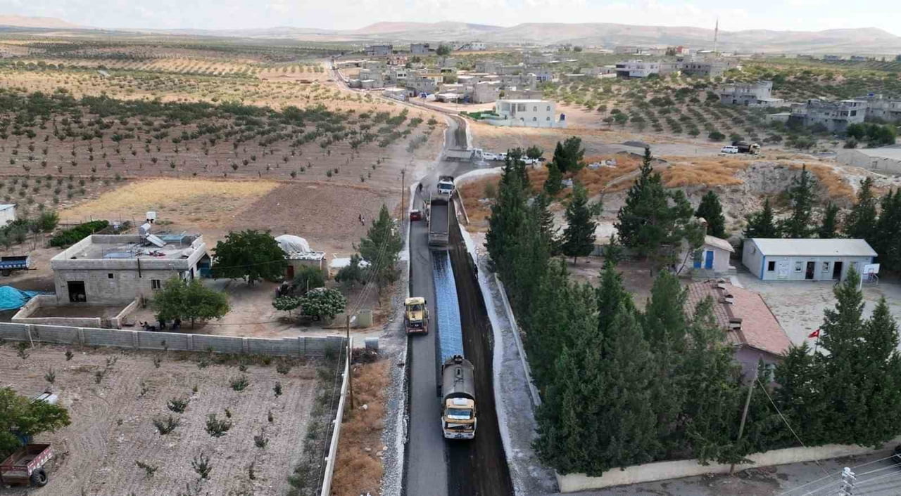 BİRECİK’TE 40 KİLOMETRELİK GRUP YOLUNDA ASFALT ÇALIŞMALARI TAMAMLANDI