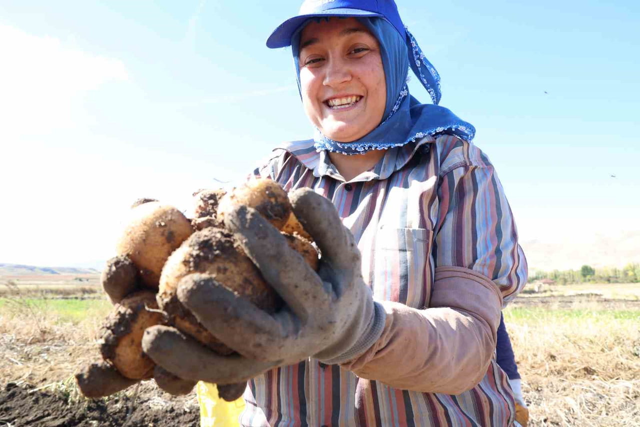 BİTKİ ZARARLILARINA KARŞI TARIMSAL İLAÇ KULLANIMINI AZALTMAK, ÇİFTÇİLERİ DOĞAL ÜRETİME TEŞVİK...