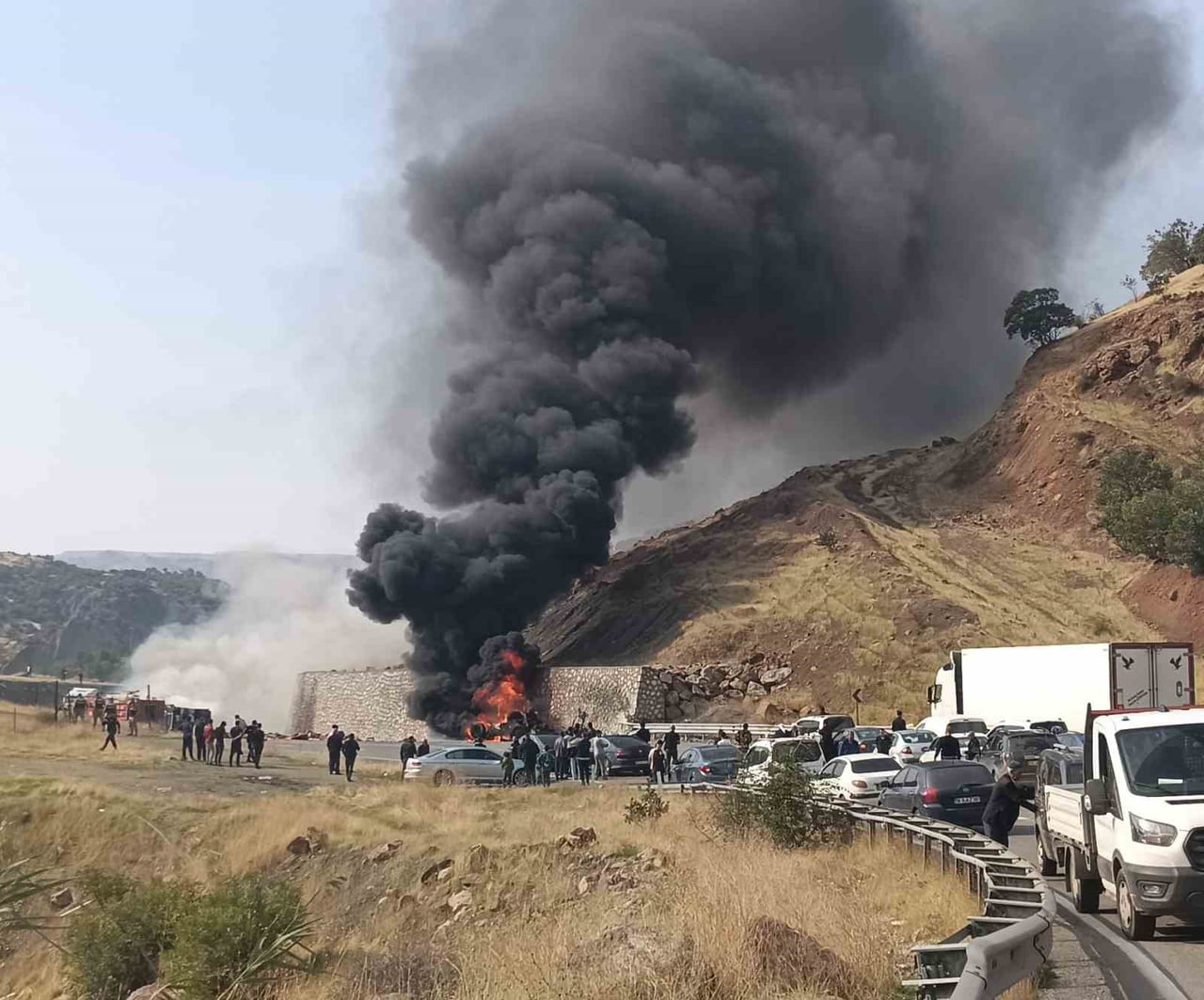 BİTLİS-DİYARBAKIR KARA YOLUNUN BAYKAN ÇIKIŞINDA MEYDANA GELEN TRAFİK KAZASINDA DUVARA ÇARPAN TIR...