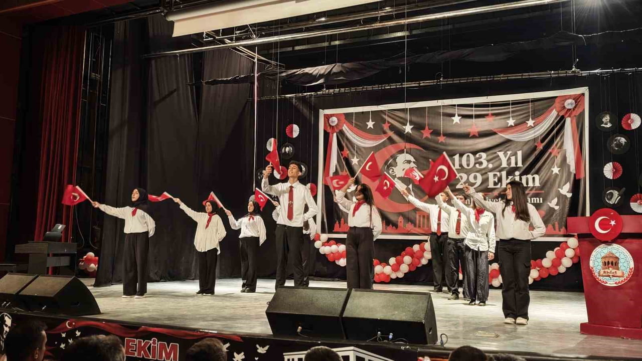 BİTLİS’İN AHLAT İLÇESİNDE 29 EKİM CUMHURİYET BAYRAMI’NIN 103. YILI COŞKUYLA KUTLANDI.