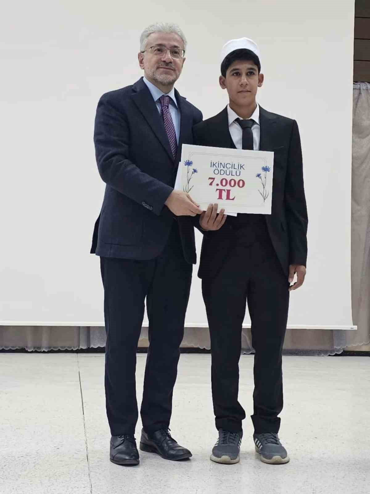BİTLİS’İN AHLAT İLÇESİNDEKİ ŞEHİT EREN ÖZTÜRK ERKEK HAFIZLIK YATILI KUR’AN KURSU ÖĞRENCİSİ MEHMET...