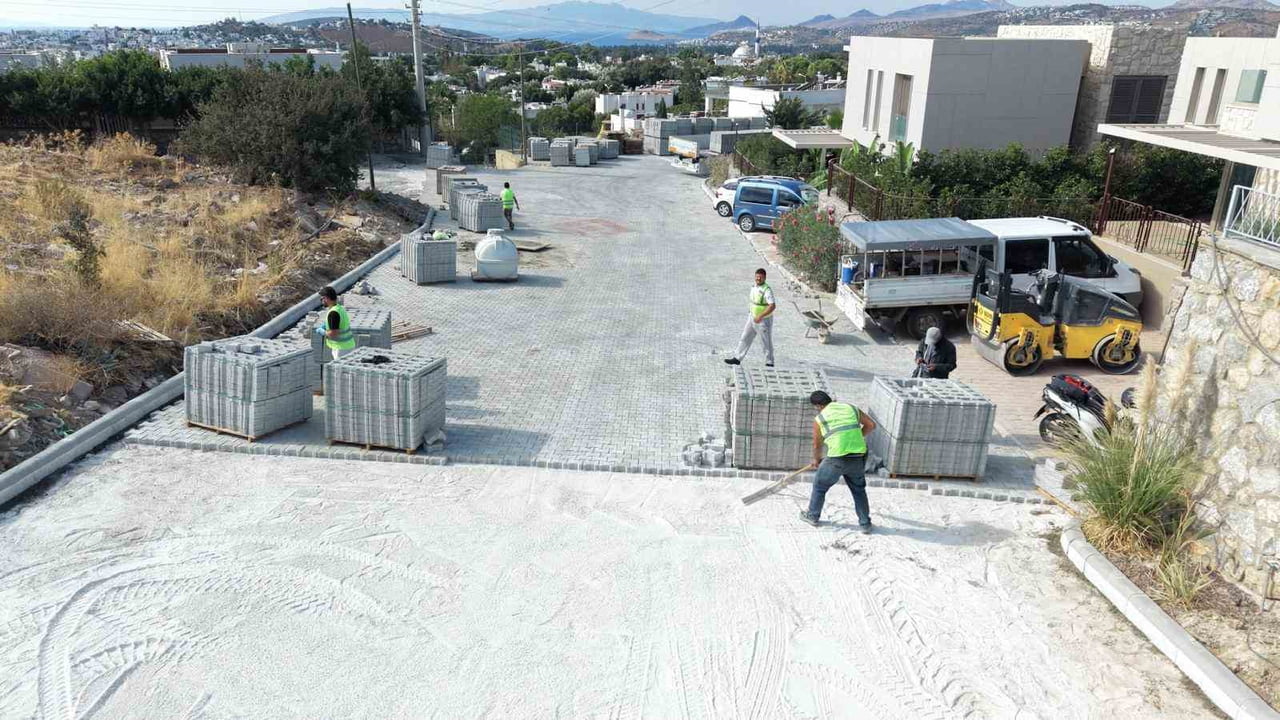 BODRUM BELEDİYESİ, KENT GENELİNDE UYGUN CADDE VE SOKAKLARDA BETON KİLİT PARKE TAŞI İLE YOL YAPIM...
