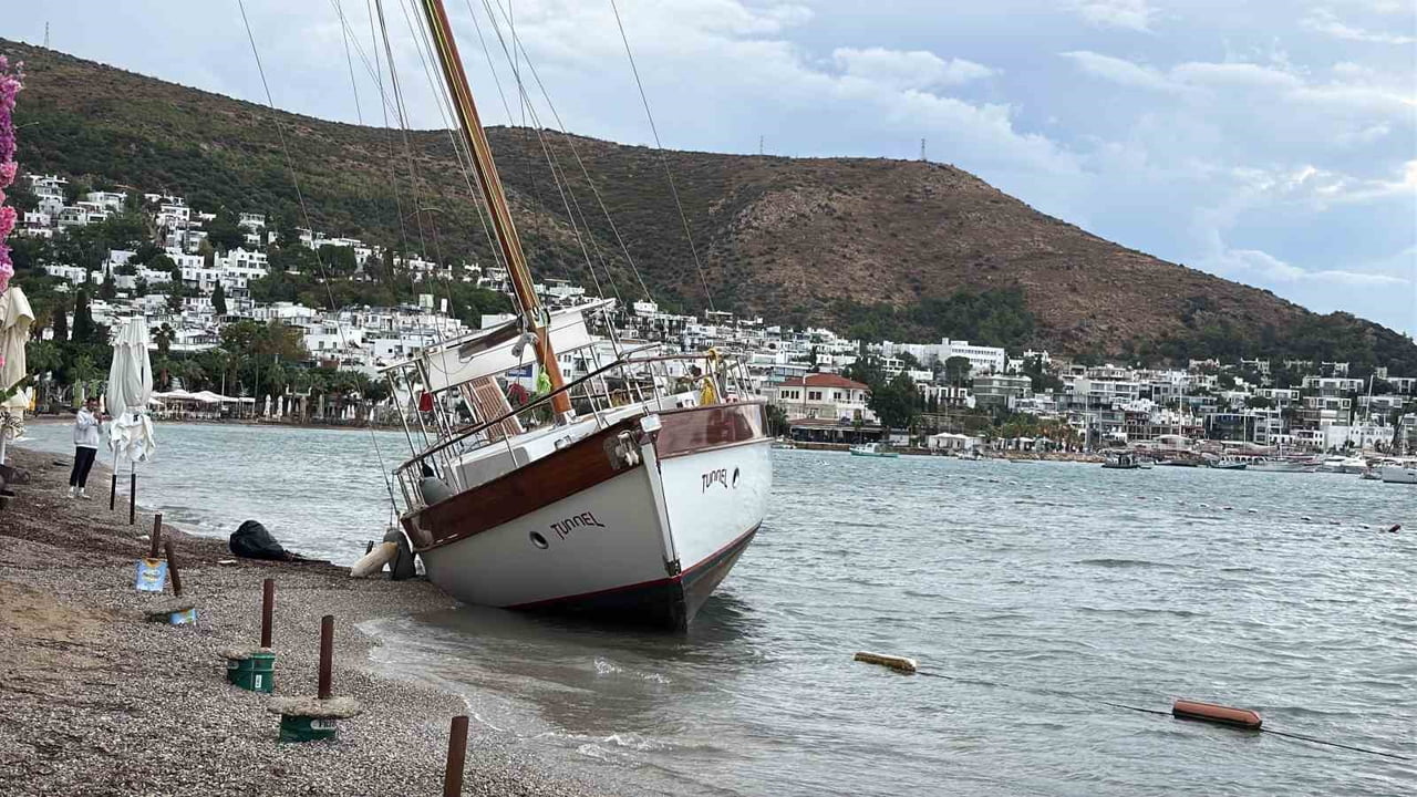 BODRUM’DA 2,5 MİLYON TL’LİK YELKENLİ KARAYA OTURDU