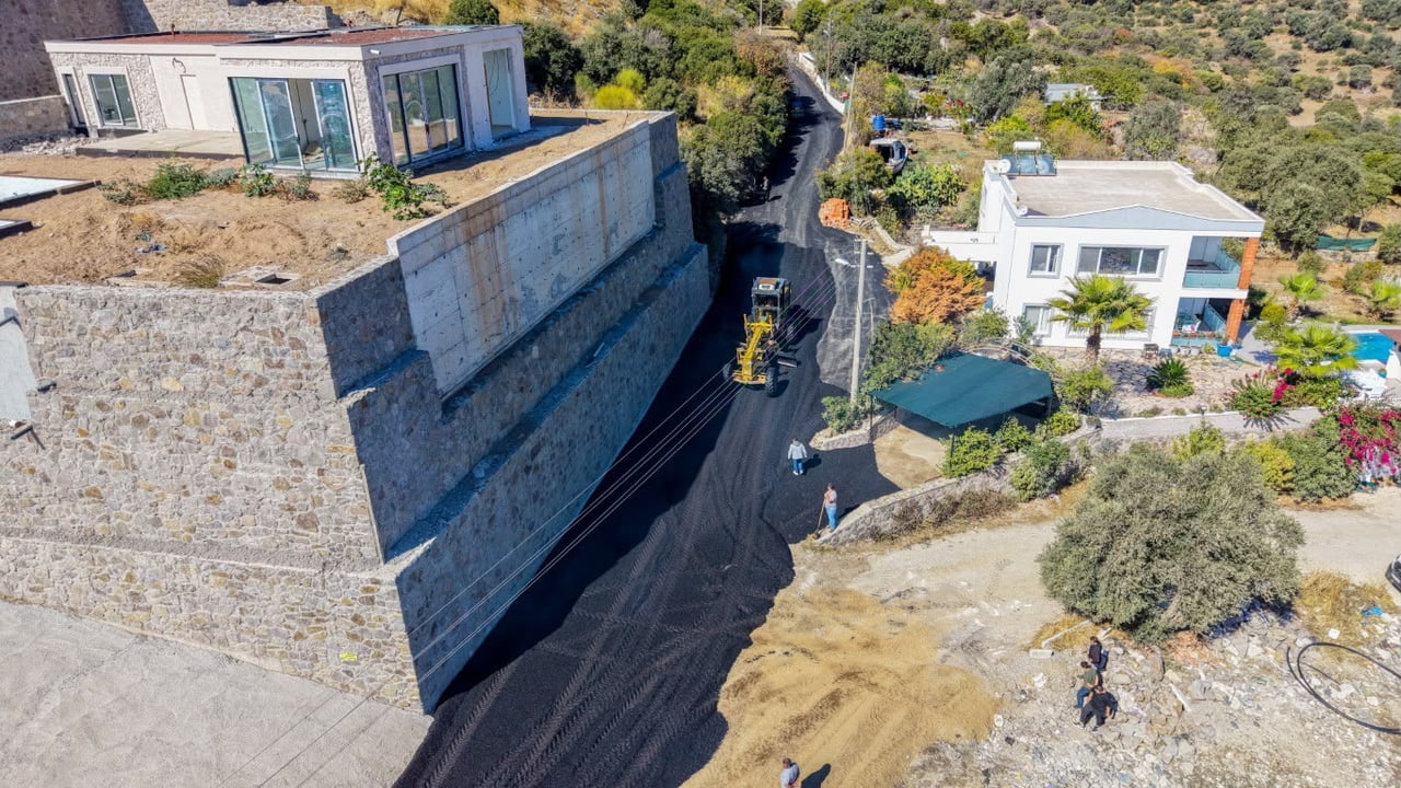 BODRUM’DA BEŞ MAHALLEDE YOL ÇALIŞMALARI SÜRÜYOR