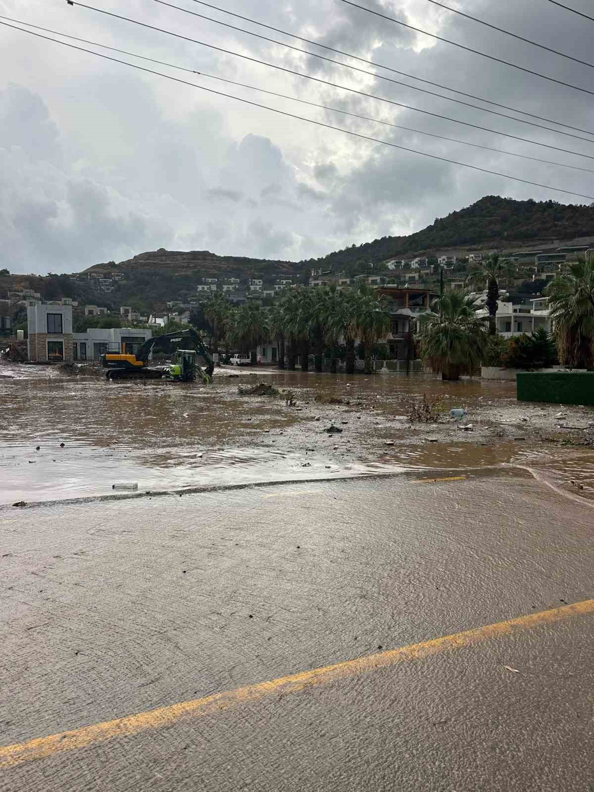BODRUM’DA SAĞANAK YAĞIŞ ETKİLİ OLUYOR