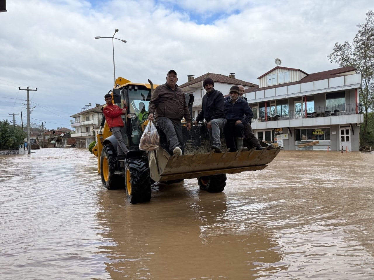 BÖLGEDE VATANDAŞLAR VE KURTARMA EKİPLERİ, MAHALLE İÇİNDEKİ GEÇİŞLERİ KEPÇE VE TRAKTÖRLERLE...
