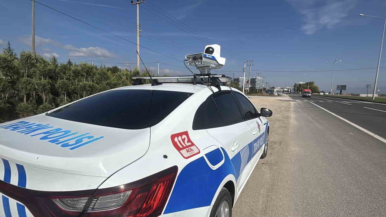BOLU'DA D-100 KARA YOLUNDA POLİS EKİPLERİ TARAFINDAN HAYATA GEÇİRİLEN 'TRAFİRADAR' DENETİMLERİNDE...
