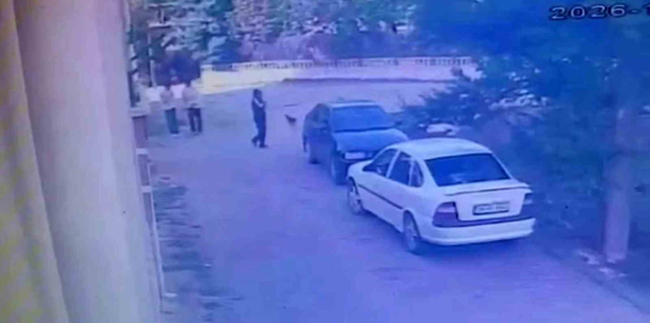 BOLU'DA PARK HALİNDEKİ OTOMOBİLİN KAPISINI AÇARAK İÇERİ GİREN VE ARAÇTA BULUNAN SAATİ ALAN ŞAHIS...