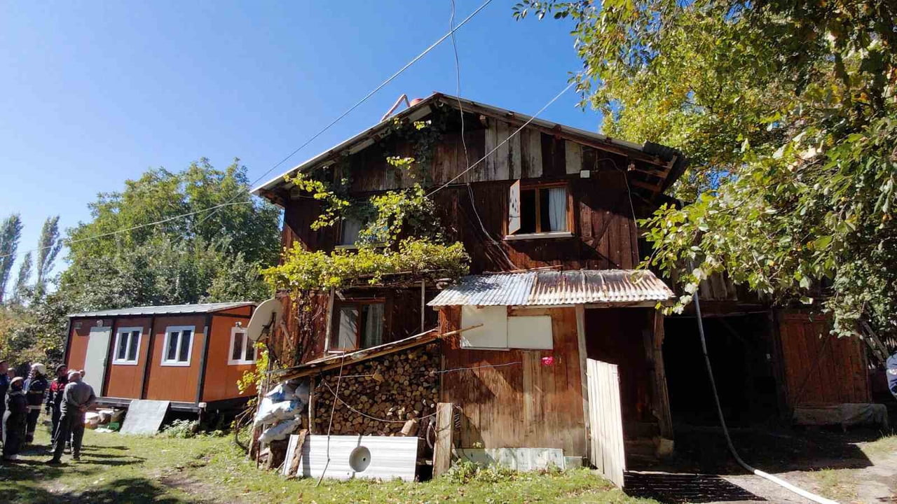 BOLU'NUN MUDURNU İLÇESİNDE BİR AHŞAP EVDE ÇIKAN BACA YANGINI, KÖYLÜLERİN KÖYDEKİ YANGIN...