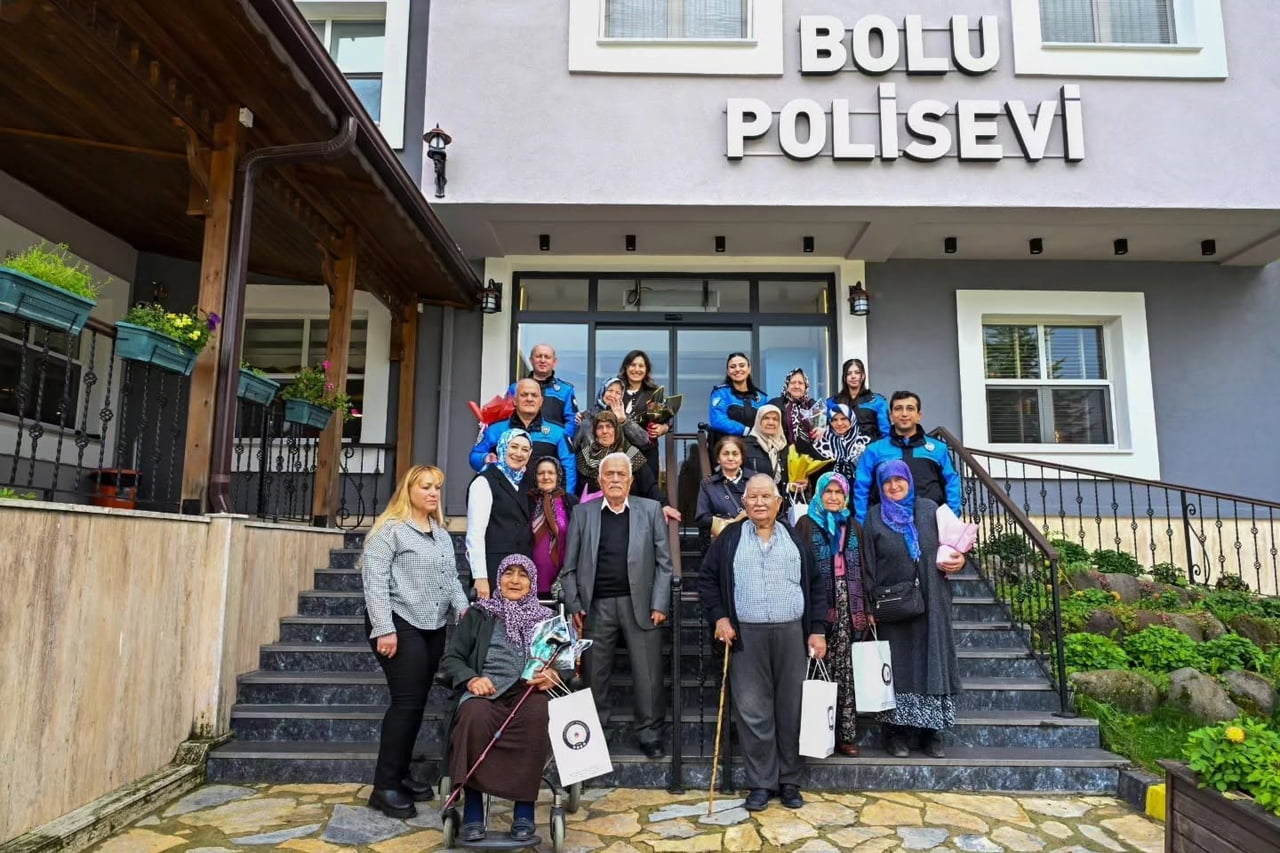 BOLU’DA 1 EKİM DÜNYA YAŞLILAR GÜNÜ DOLAYISIYLA DÜZENLENEN ETKİNLİKTE POLİS EŞLERİ, YAŞLILARLA BİR...