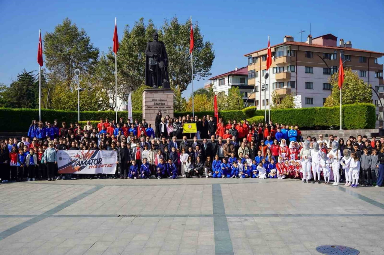 BOLU’DA 5-11 EKİM TARİHLERİ ARASINDA KUTLANAN AMATÖR SPOR HAFTASI, YÜRÜYÜŞLE START ALDI.