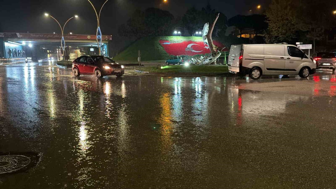 BOLU’DA AKŞAM SAATLERİNDE ANİDEN BASTIRAN GÖK GÜRÜLTÜLÜ SAĞANAK, KENT MERKEZİNDE GÜNLÜK HAYATI VE...