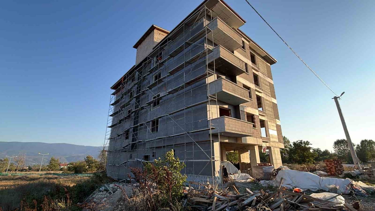 BOLU’DA APARTMAN İNŞAATININ 5. KATINDA MANTOLAMA ÇALIŞMASI YAPAN İŞÇİ, DENGESİNİ KAYBEDEREK TOPRAK...