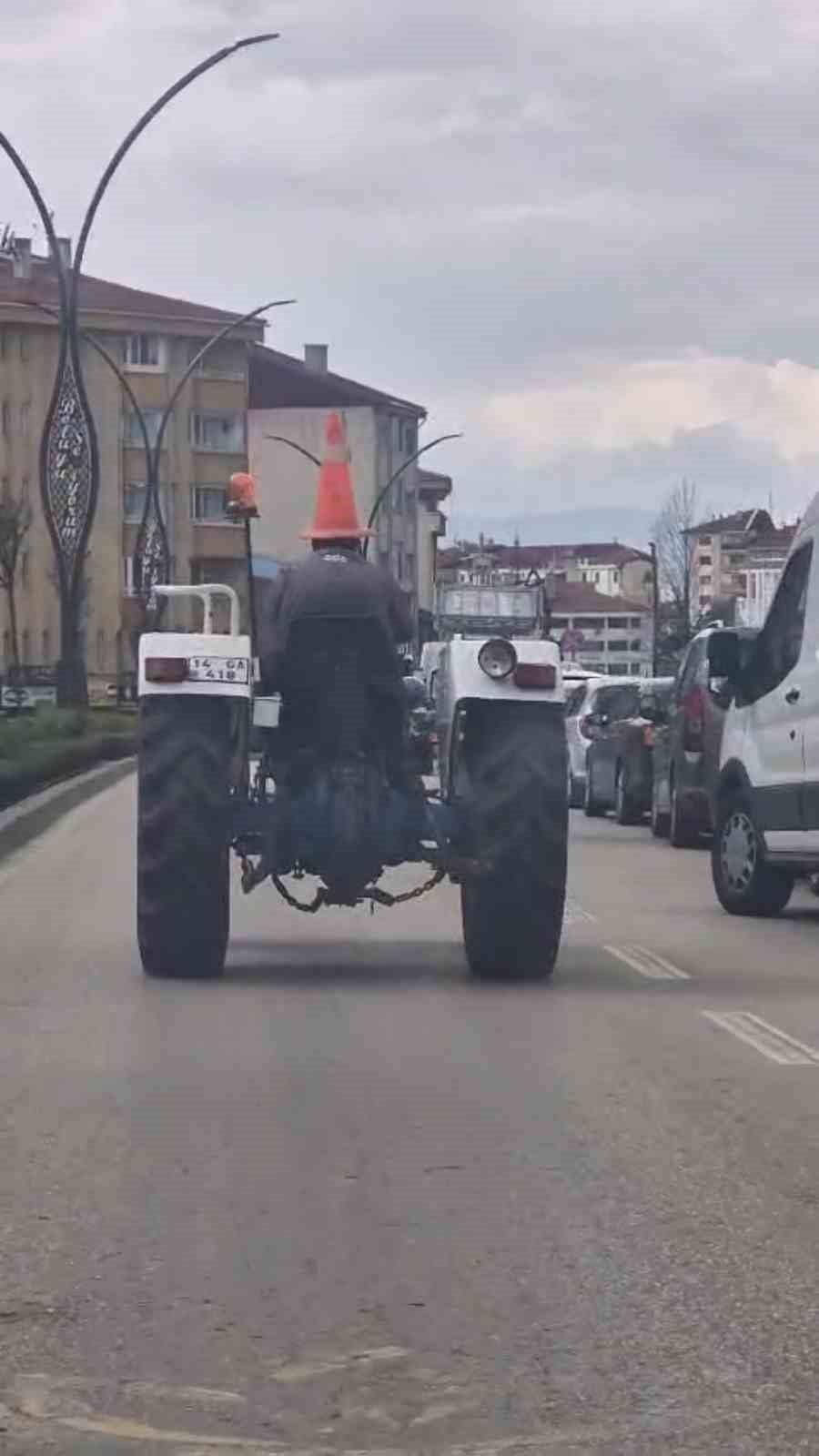 BOLU’DA BAŞINA TRAFİK DUBASI GEÇİREN TRAKTÖR SÜRÜCÜSÜ, TRAFİKTE İLERLERKEN İLGİNÇ GÖRÜNTÜLERE...