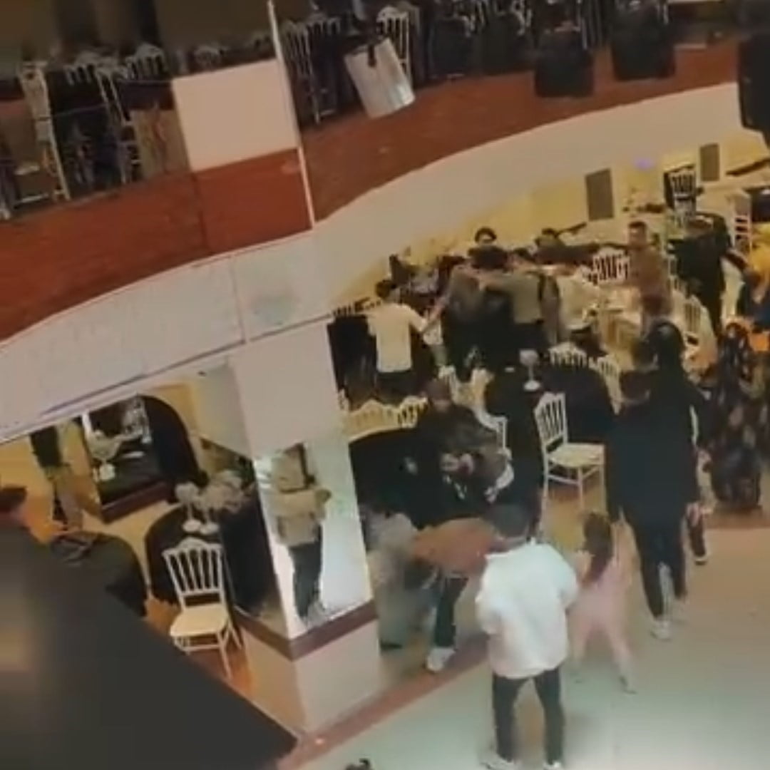 BOLU’DA BİR DÜĞÜN SALONUNDA İDDİAYA GÖRE TAKI MESELESİ YÜZÜNDEN ÇIKAN TARTIŞMA KISA SÜREDE MEYDAN...