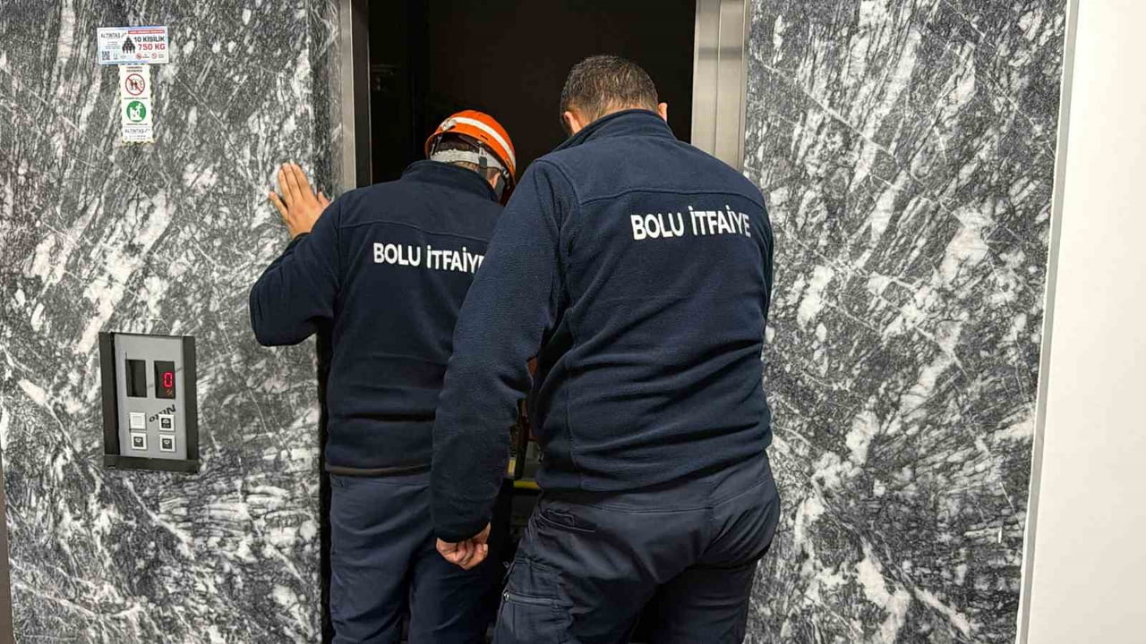 BOLU’DA BİR İŞ MERKEZİNDE ASANSÖRDE MAHSUR KALAN ÇİFT, İTFAİYE EKİPLERİNİN ÇALIŞMASIYLA...