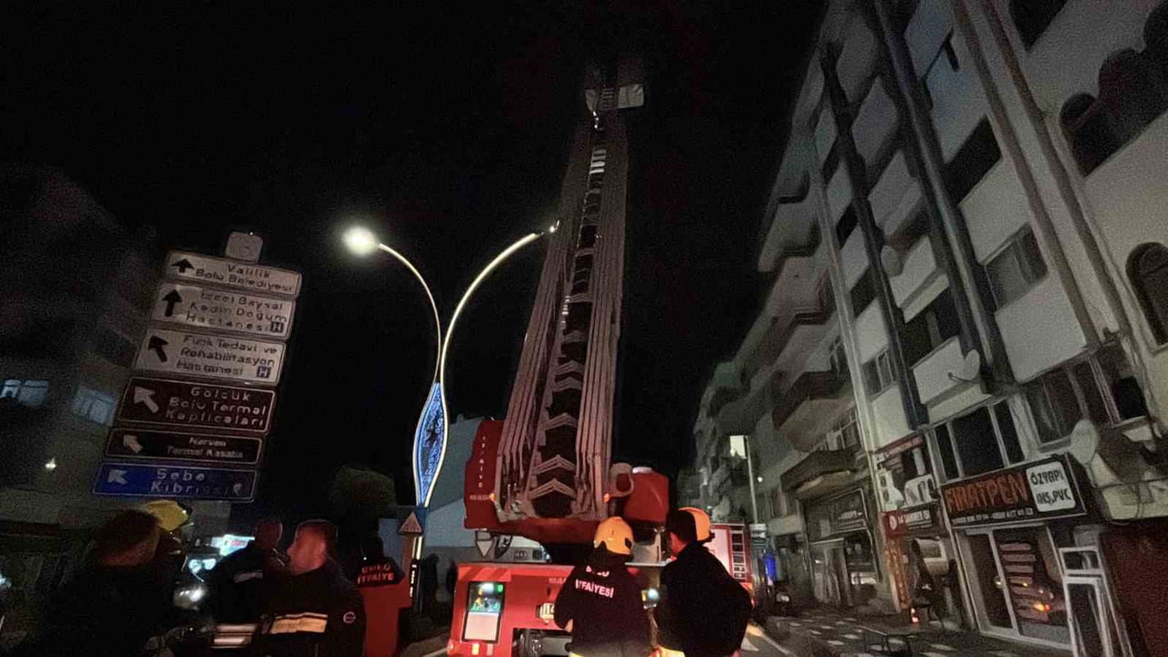 BOLU’DA GECE SAATLERİNDE BİR VATANDAŞIN ‘ÇATI YANIYOR’ İHBARI ÜZERİNE İTFAİYE VE POLİS EKİPLERİ...