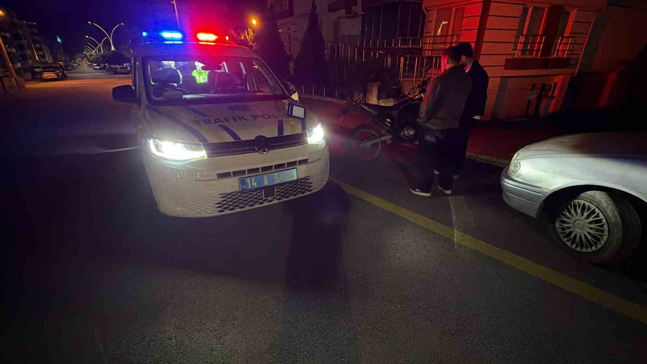 BOLU’DA MOTOSİKLET SÜRÜCÜSÜ, DÖNÜŞ YAPAN BİR ARACIN ÇARPMASI SONUCU YARALANDI. KAZAYA KARIŞTIĞI...