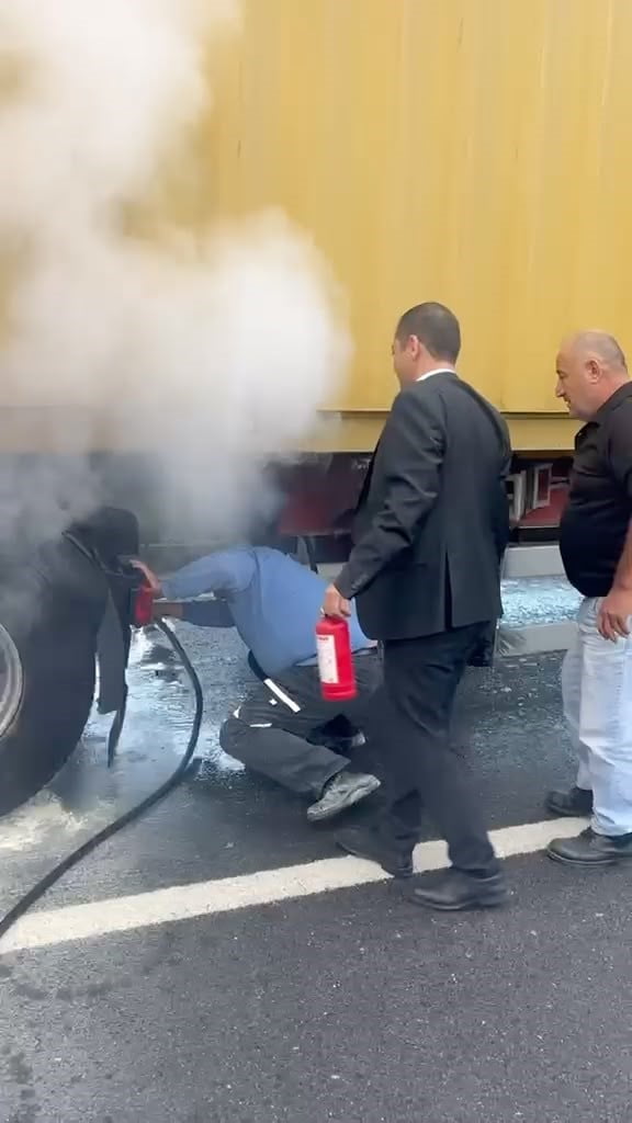 BOLU’DA SEYİR HALİNDEKİ TIRIN ARKA LASTİKLERİ ALEV ALDI. YANGINA İLK MÜDAHALEYİ VATANDAŞLAR...