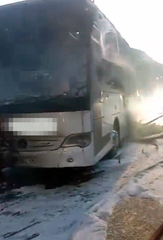 BOLU’DA SEYİR HALİNDEKİ YOLCU OTOBÜSÜ, MOTOR KISMINDA ÇIKAN YANGIN SONUCU KULLANILAMAZ HALE...