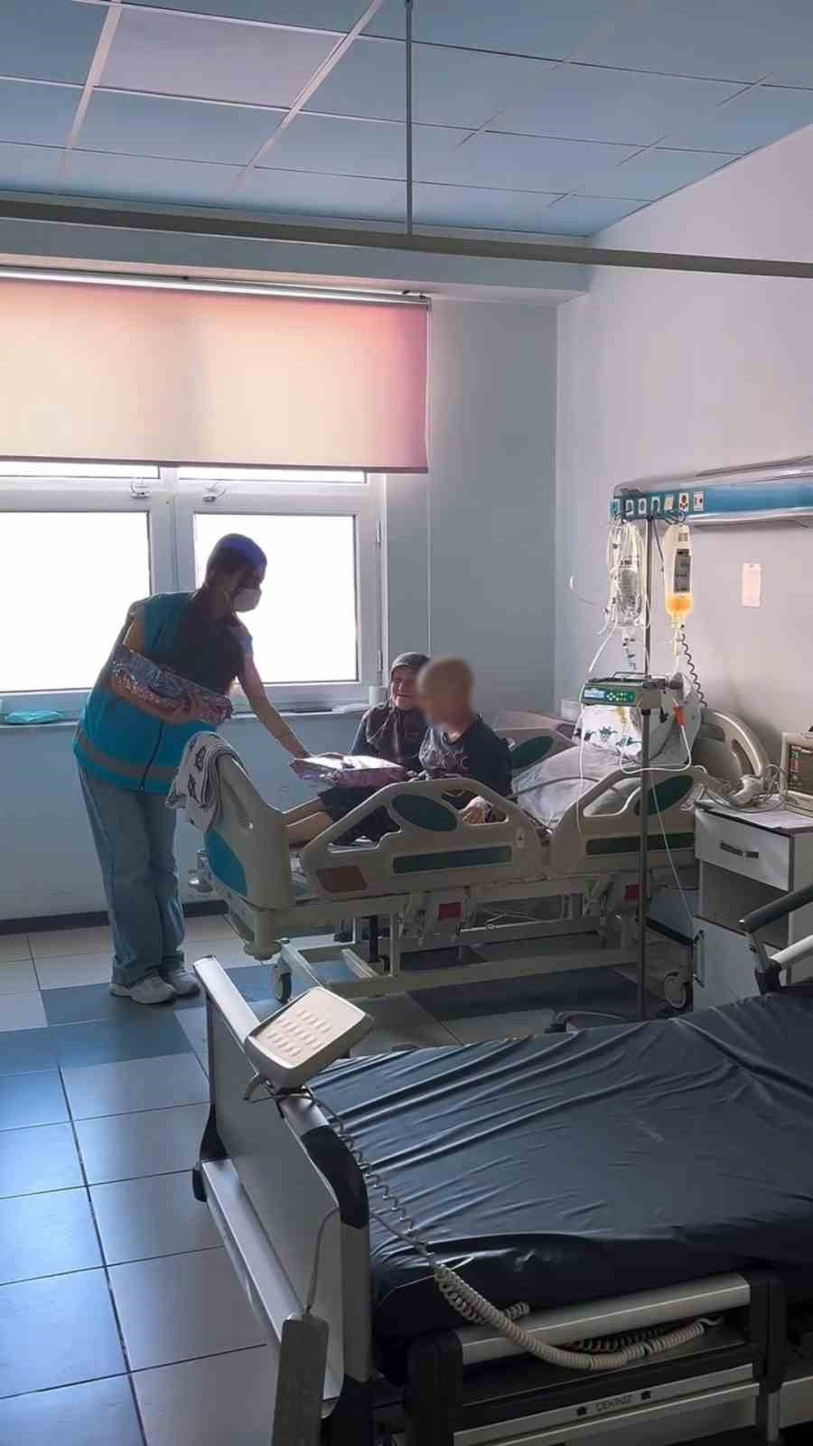 BOLU’DA ŞİFA OYUNCAKLARI PROJESİ KAPSAMINDA GÖLKÖY YURDU’NDA KALAN GÖNÜLLÜ ÖĞRENCİLER, HASTANEDE...