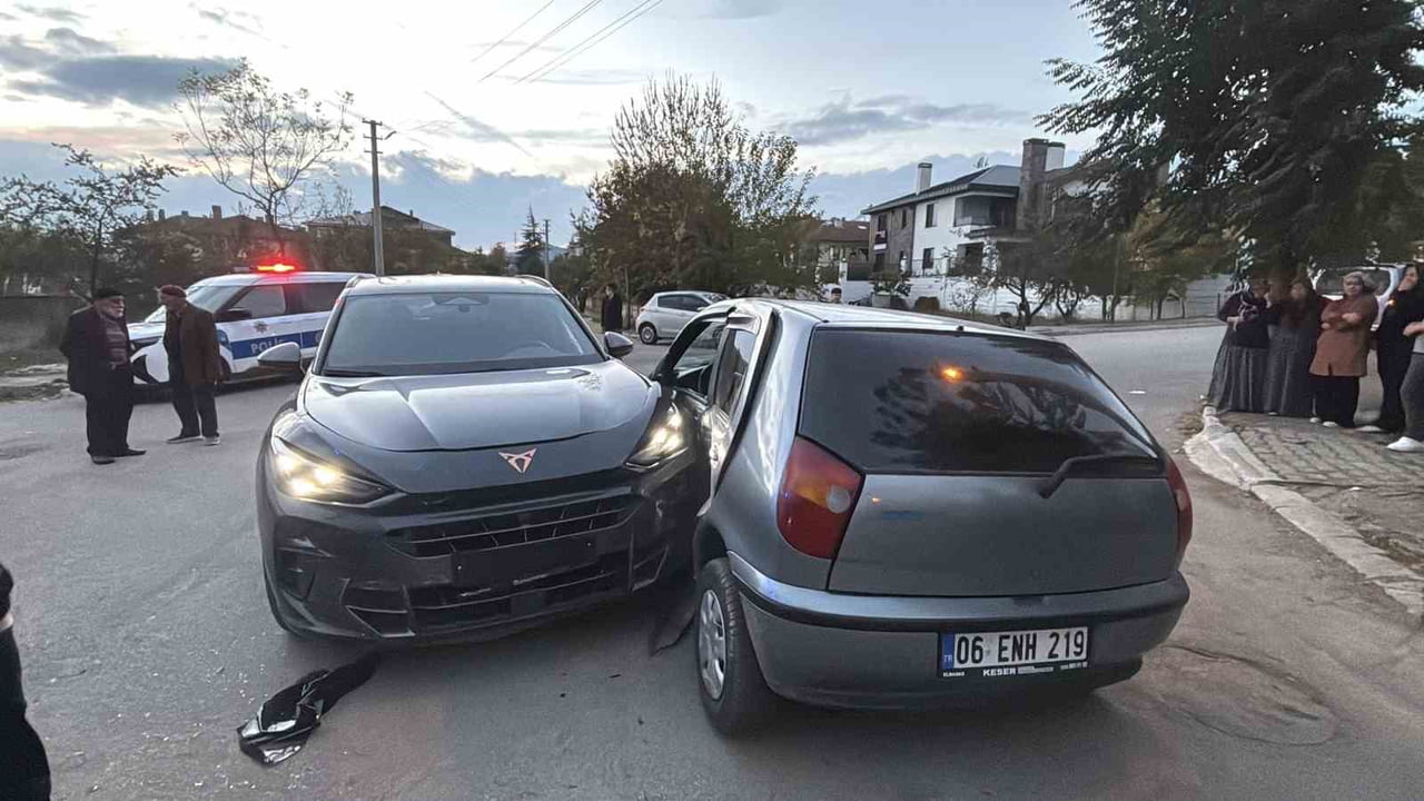BOLU’DA SOKAK ARASINDA CİPLE OTOMOBİLİN ÇARPIŞMASI SONUCUNDA MEYDANA GELEN KAZADA 4 KİŞİ...