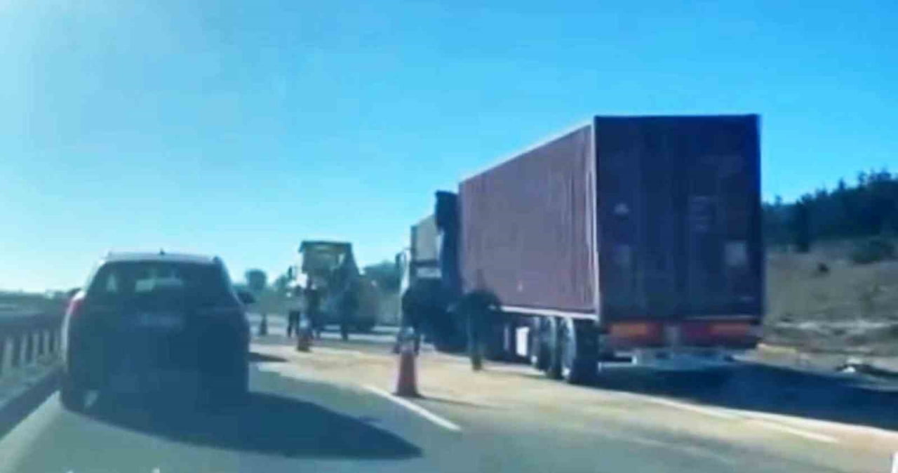 BOLU’DA TEM OTOYOLU’NDA YOL KENARINDAKİ TIRA ARKADAN ÇARPAN TIRIN 28 YAŞINDAKİ SÜRÜCÜSÜ MERT...