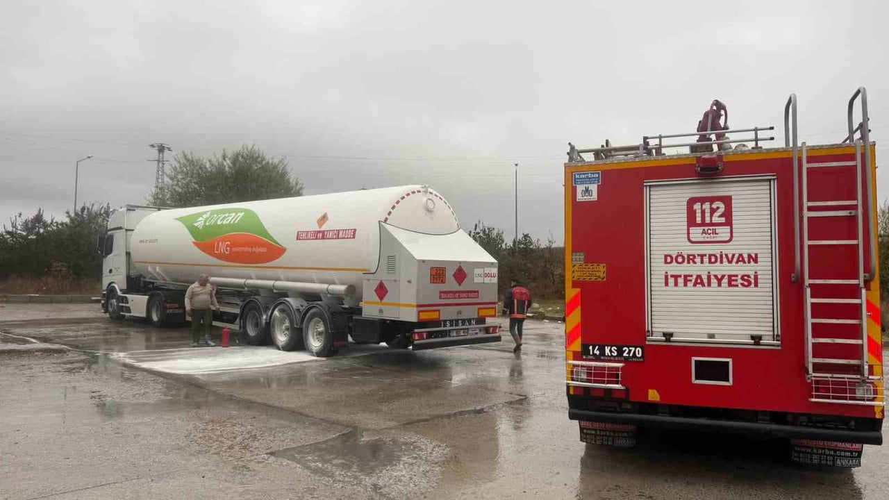 BOLU’DA TEM OTOYOLU’NUN DÖRTDİVAN GEÇİŞİNDE LPG YÜKLÜ TIRIN LASTİKLERİNDE ÇIKAN YANGIN, JANDARMA...