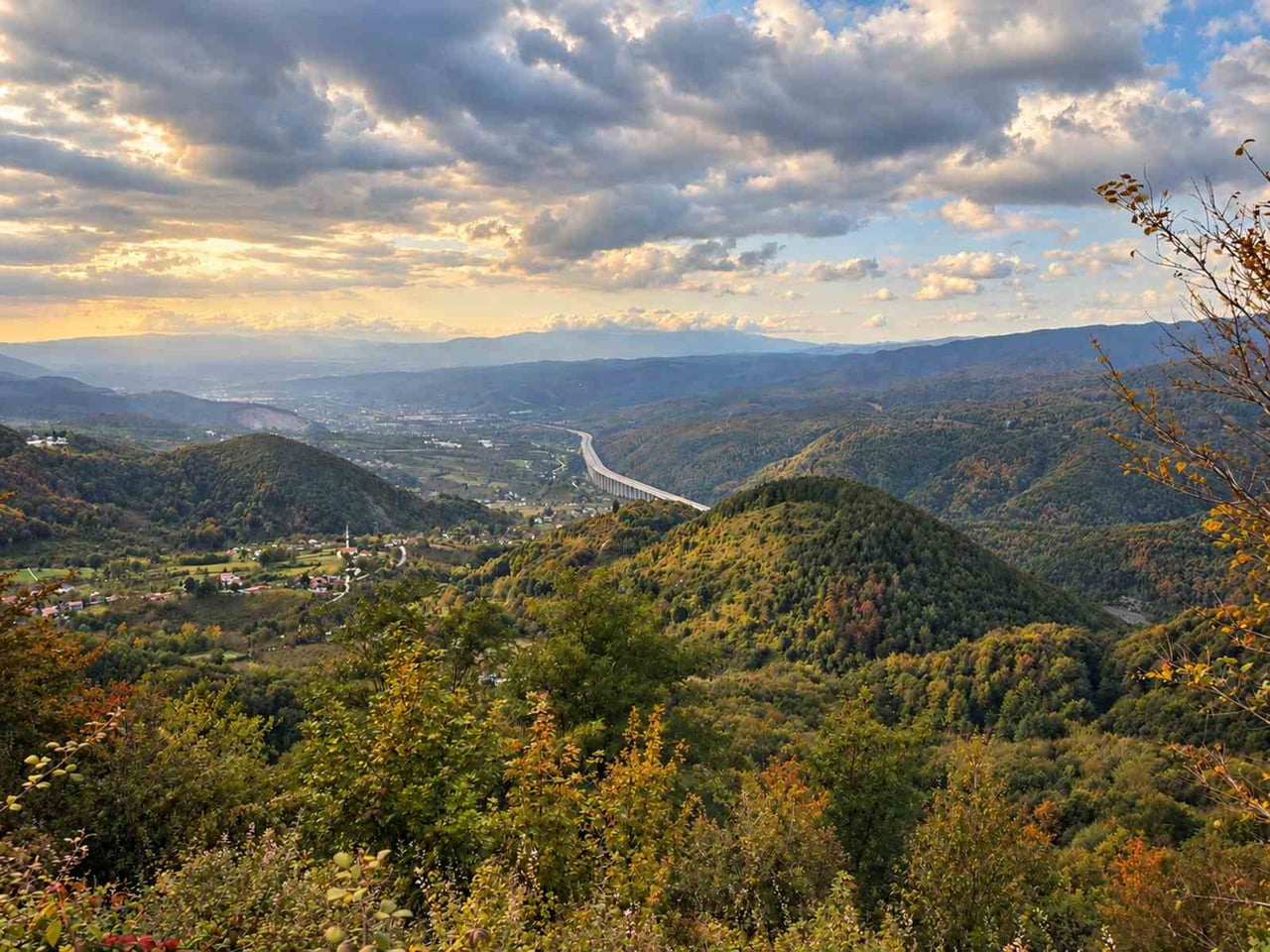 BOLU DAĞI’NDA SONBAHARIN GELİŞİYLE BİRLİKTE ORMANLAR SARI, TURUNCU VE KIRMIZI TONLARA BÜRÜNMEYE...