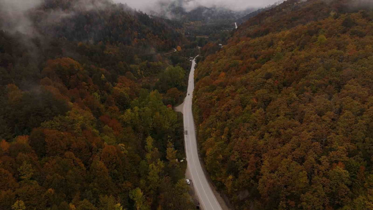BOLU’NUN DOĞA HARİKASI ABANT GÖLÜ MİLLİ PARKI GÜZERGAHINDA YAŞANAN SONBAHAR GÜZELLİĞİ DRONLA...