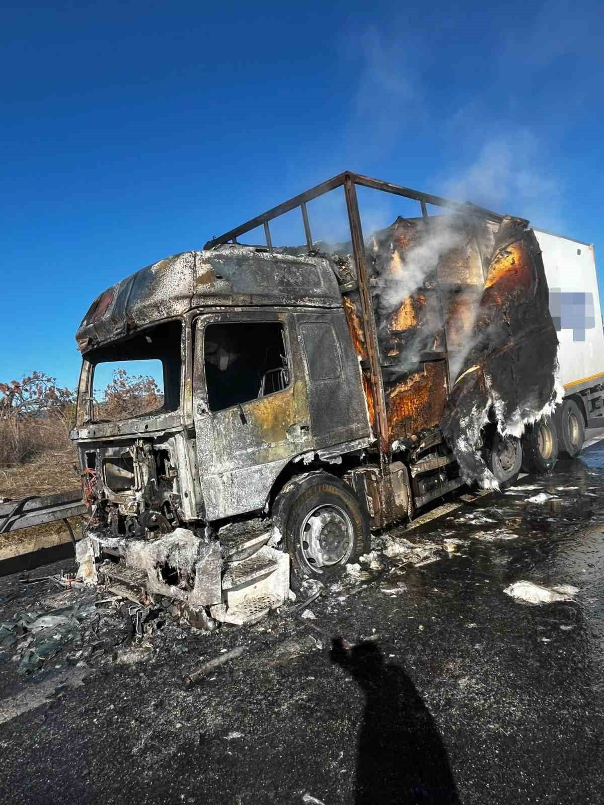 BOLU’NUN DÖRTDİVAN İLÇESİNDE SEYİR HALİNDEKİ KARGO YÜKLÜ TIRIN KUPA KISMINDA ÇIKAN YANGIN, KISA...