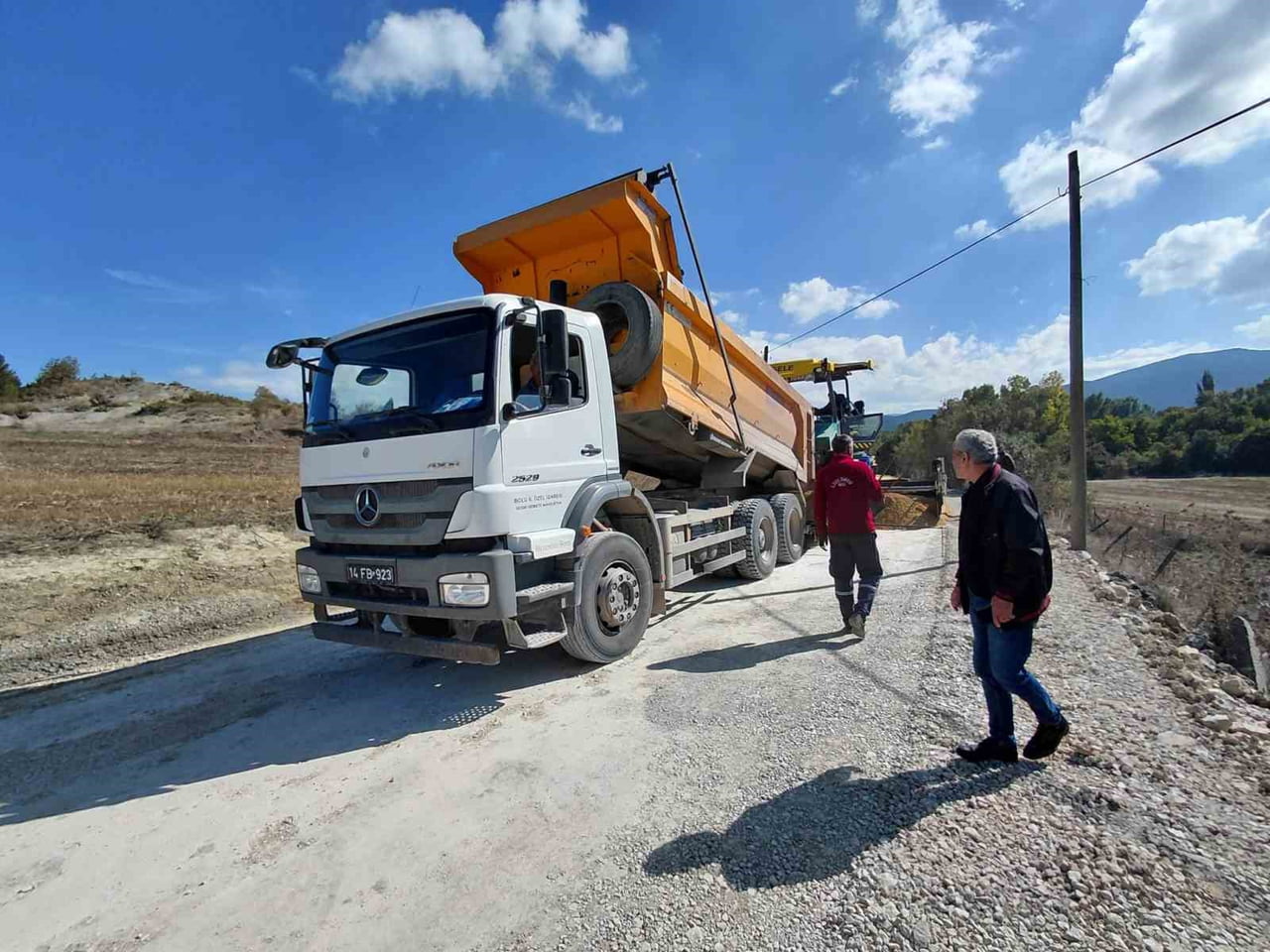 BOLU’NUN MUDURNU İLÇESİNE BAĞLI PELİTÖZÜ KÖYÜ GRUP YOLUNDA, SICAK ASFALT ÖNCESİ PMT (PLENTMİKS...