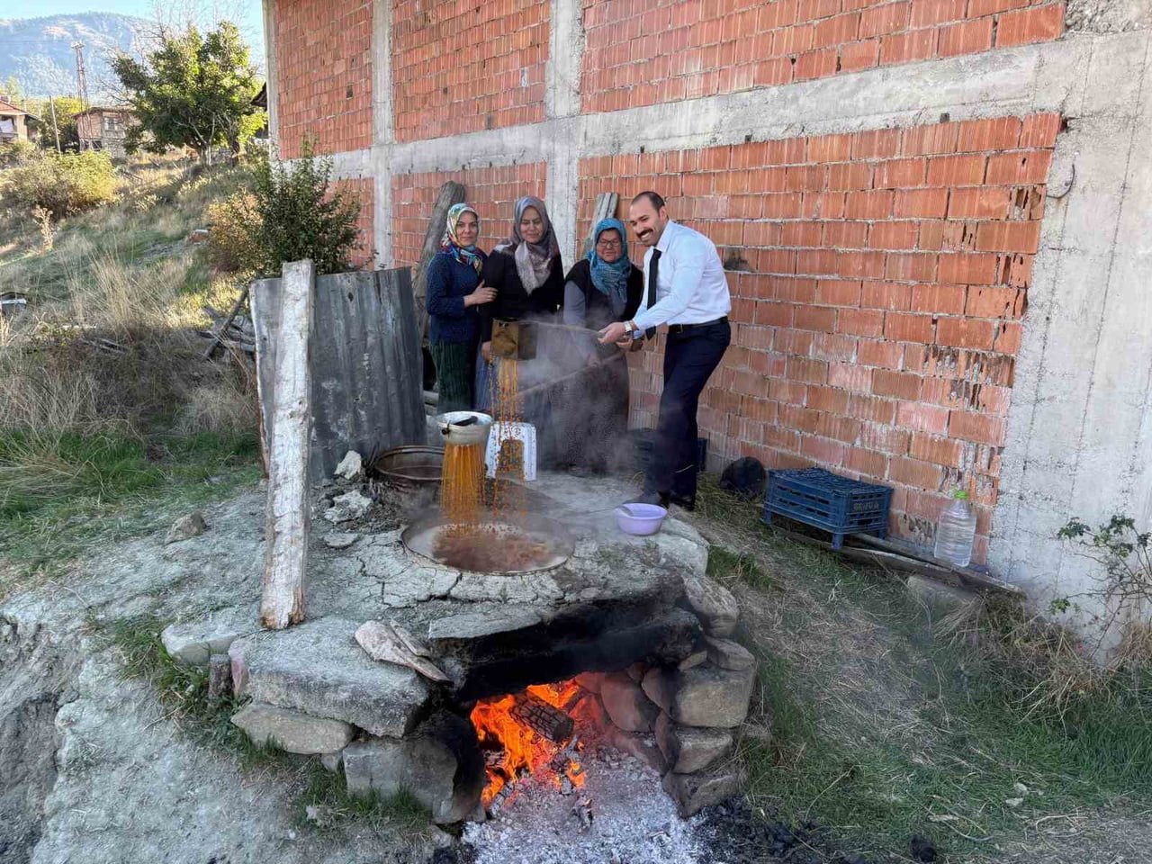 BOLU’NUN SEBEN İLÇESİNDE GELENEKSEL YÖNTEMLERLE PEKMEZ KAYNATAN VATANDAŞLARA, KAYMAKAM METEHAN...