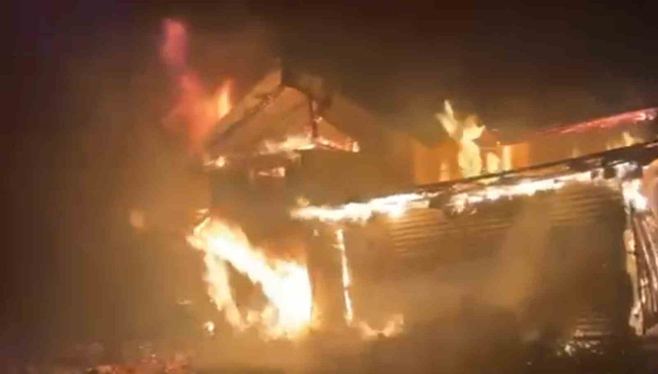 BOLU’NUN VAKIFGEÇİTVEREN KÖYÜNE BAĞLI GÜZLEME YAYLASI’NDA ÇIKAN YANGINDA YAYLA EVİ, AHIR, ODUNLUK...
