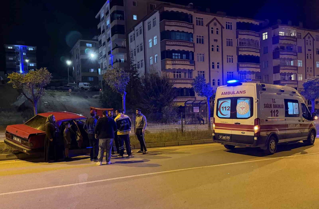 BOYABAT İLÇESİNDE KONTROLDEN ÇIKAN OTOMOBİLİN REFÜJDEKİ AĞACA ÇARPTIĞI KAZADA 1 KİŞİ...