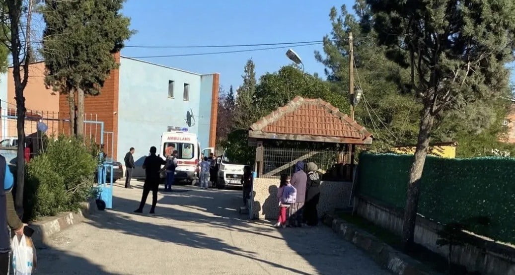 BOYABAT İLÇESİNDE OKUL BAHÇESİNDE MEYDANA GELEN KAZADA 8 YAŞINDAKİ BİR ÖĞRENCİ YARALANDI.