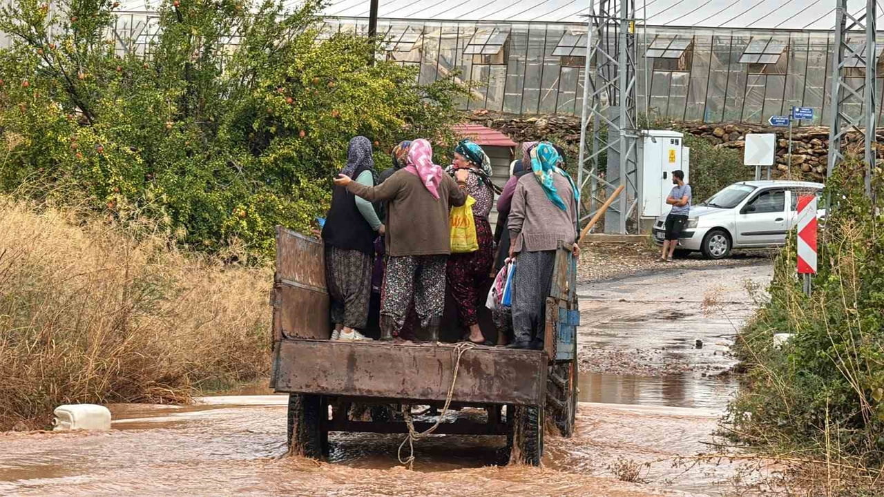 BOZYAZI İLÇESİNDE ETKİLİ OLAN SAĞANAK YAĞIŞ NEDENİYLE SERALAR, TARIM ARAZİLERİ VE İŞ YERLERİ ZARAR...