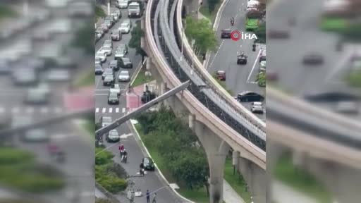 Brezilya’nın Sao Paulo kentinde monoray, raylara devrilen vince çarptı. Olayda sadece vinç...