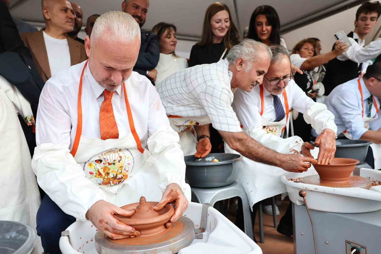 BU YIL 45 ÜLKENİN KATILIMIYLA GERÇEKLEŞTİRİLEN 5. ULUSLARARASI MENEMEN ÇÖMLEK FESTİVALİ, ADINDAN...