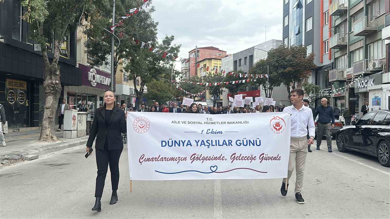 BURDUR'DA 1 EKİM DÜNYA YAŞLILAR GÜNÜ DOLAYISIYLA YAŞLILAR VE GENÇLERİN KATILDIĞI YÜRÜYÜŞ...