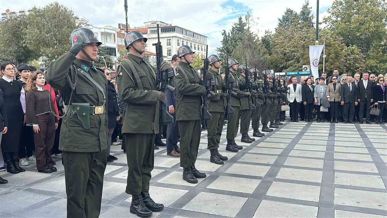 BURDUR'DA 29 EKİM CUMHURİYET BAYRAMI'NIN 103. YIL DÖNÜMÜ KUTLAMALARI ÇERÇEVESİNDE ATATÜRK ANITI'NA...