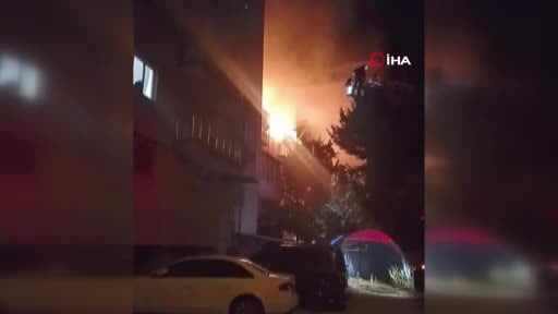 Burdur'da çatı alevlere teslim oldu: Yangın güçlükle söndürüldü